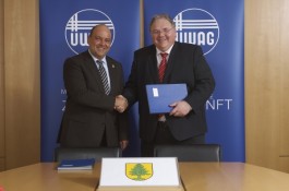 Markus Meysner (li.), Bürgermeister der Stadt Tann (Rhön), und ÜWAG-Vorstand Dipl.-Ing. Günter Bury besiegelten mit dem Konzessionsvertrag die Partnerschaft für die nächsten 20 Jahre.
