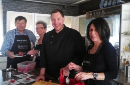 Die Patienten beim Kochen mit Mirko Reeh (Dritter von links) / Bild: Stiftung Leben mit Krebs