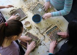 Unter den Händen der Mädchen entstanden kleine Kunstwerke beim Mosaik-Kurs. Fotos: Jugendamt Vogelsbergkreis