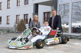 Marcel Mayer besucht R+S in Fulda und präsentiert Markus Röhner, Vorstandsvorsitzender (CEO), und Susanne Hahn, Vorstand (CAO), stolz sein eigenes Kart. 