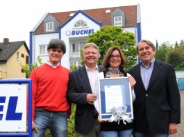 Seit 25 Jahren ein starkes Team: Jubilarin Simone Lipphardt  zusammen mit den Geschäftsführern Frank Stempfle, Erhard Büchel und Hans-Wilhelm Minner (von links)
