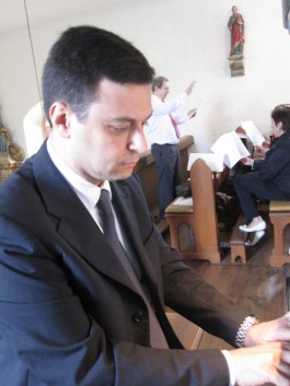 Prof. Alessio Corti an der Lahrbacher Orgel. Im Hintergrund: Prof. Angelo Rosso und Mitglieder des Chores der katholischen Universität Mailand.
