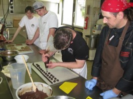 (v.l.n.r.) Jonathan Schüler, Nikoma Renfrew, Steven Belz und Konditormeister Volker Müller bei der Herstellung von feiner Schokolade
