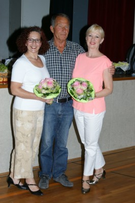 Utz Krebel, 1. Vorsitzender der Tanz-Freunde Fulda gratuliert den frisch gebackenen Trainerassistentinnen Andrea Burggraf (links) und Annette Andrä (rechts) zu ihrer bestandenen Prüfung.