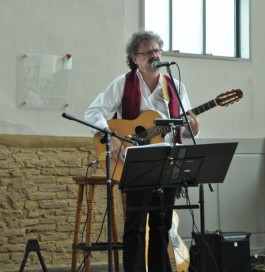 Lieder und Texte bot Bernd Baldus bei seinem Auftritt in der ehemaligen Heubacher Synagoge. Foto: Hartmut Zimmermann 