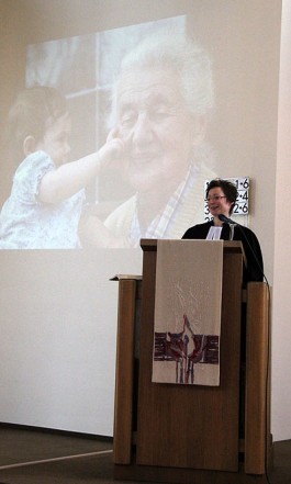 Pfarrerin-Tina-Oehm-ging-bereits-in-der-Predigt-auf-den-Fotowettbewerb-der-Deutschen-PalliativStiftung-ein.
