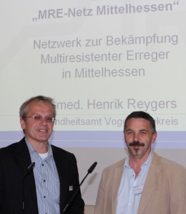 Dr. Henrik Reygers (links) und Kay Wucher (Hygiene-Institut Uni Gießen) informierten Fachleute in Pflegeeinrichtungen des Kreises. Foto: Erich Ruhl, Pressestelle Vogelsbergkreis