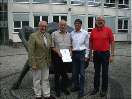 Dr. Hans Unbehauen (2.von links), mit Dr. Michael Imhof, vorm. Staatliches Schulamt, Volker Strauch, Leiter des Umweltzentrums  und Helmut Sämann, Direktor der Freiherr-vom-Stein-Schule (von links)