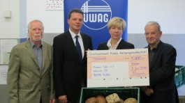 Clemens Koeth, Barbara Hermann und Heinz Steege von der Fuldaer Tafel e.V. nehmen Spendenscheck von der ÜWAG-Bereichsleiter Norbert Witzel entgegen. 