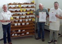 Brotprüfer Michael Isensee (l.), Obermeister Joachim Michel (r.) und sein Stellvertreter Markus Vogel(m.) konnten sich auch in diesem Jahr wieder über das gute Abschneiden der Region bei der unabhängigen Brotprüfung freuen. 