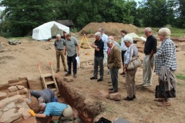 390-Kreisausschuss besichtigt archäologische Grabungsstätte in Großenlüder