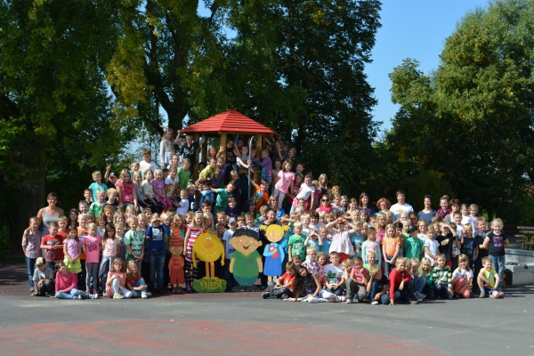 Gruppenbild mit „Holzfreunden“: Kinder und Lehrer der Grundschule am Rippberg in Hattenhof   / Foto: Diener                                              