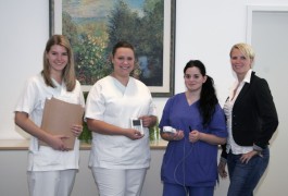 BU: Die ersten Schritte im neuen Berufsleben: Anna Lisa Jöckel, Sarah Schramm und Meltem Ompasi mit der Praxisleiterin Christina Dale (v. l. n. r.) sind begeistert von ihrem Ausbildungsplatz. 