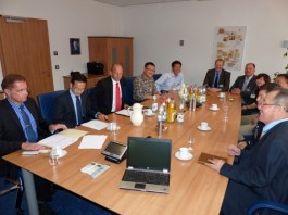 Der geschäftsführende Gesellschafter Michael Juchheim (links) stellte der chinesischen Delegation aus Unternehmern, Wissenschaftlern und Behördenvertretern das umfangreiche JUMO-Produktspektrum vor.
