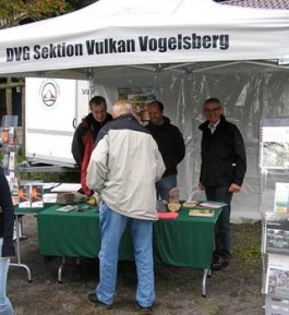  Die Fachsektion Vogelsberg der Deutschen Vulkanologischen Gesellschaft informierte. Foto: Hartmut Greb