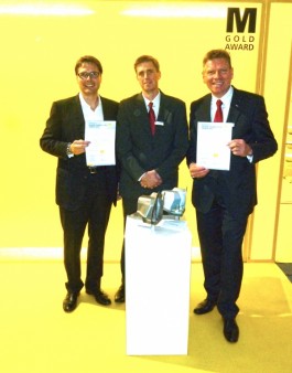 Dr. Martin Hillebrecht (rechts), Leiter des Competence Center Leichtbau von EDAG in Fulda, Jens Nebel (mitte), Abteilungsleiter Body Engineering von EDAG in Sindelfingen und Ivo Herzog (links), Geschäftsführer der CX Gruppe in Denkendorf. 