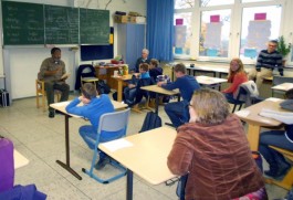 Der Autor Jean-Félix Belinga Belinga liest den Schülern an der Pestalozzischule die Geschichte „Wir drei gegen Onkel Chef“ vor. Foto: Jugendamt Vogelsbergkreis 