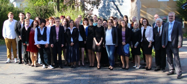 Das Foto entstand im Rahmen der Feier auf dem Gelände der Caritas und zeigt die Examinierten sowie Mitglieder des Lehrkörpers und Diözesan-Caritasdirektor Dr. Markus Juch (re.)