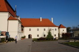 Wieder aufgebaut und erneuert: Das Foto zeigt eine Teilansicht des Klostergebäudes mit der Kirche (links) in Vukovar. Foto: privat