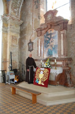 Pater Zlatko Spehar am Seitenaltar der Traurigen Madonna, der Krieg völlig zerstört wurde. Foto: Dietmar Kuschel
