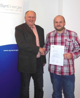 Geschäftsführer der SynEnergie GmbH Ludwig Montag (links), gratuliert Oliver Quanz zum landesbesten Industriemeister.