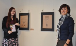 Die Künstlerin Annika Heller (links) mit zwei ihrer Werke und der Bildergeschichte in Begleitung der Galerie – Hausherrin Petra Stark (rechts) / Foto: Winfried Möller