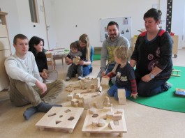 Geschenk an die „Entdeckerinsel“: Teilnehmer einer Berufvorbereitenden Bildungsmaßnahme (BvB) von Grümel bauten Holzspielzeug für die neue Kinderkrippe im Münsterfeld.