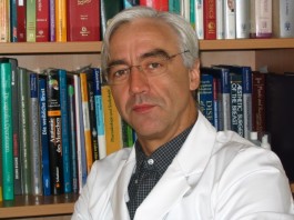 Dr. Eckart Krapfl, Chefarzt der Klinik für Gynäkologie und Geburtshilfe, Asklepios Klinik Langen.