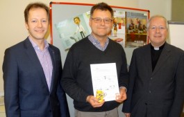 Pfarrer Uwe Hahner (Mitte) erhielt Caritas – Nadel und Ehrenurkunde aus den Händen von Vorsitzendem Pfarrer Dr. Dagobert Vonderau (rechts) und Verbandsgeschäftsführer Christian Reuter (links).