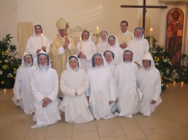 Bischof Algermissen mit den zwölf Schwestern des Konvents nach dem Gottesdienst – links und rechts vom Bischof die beiden ewigen Professen, Sr. Theanna und Sr. Pierre-Marie, neben dieser Priorin Marie-Ange und Diakon Wick.