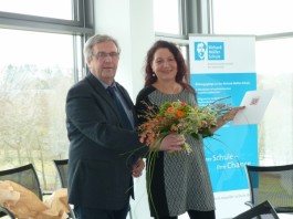 Leitender Schulamtsdirektor Stephan Schmitt gratuliert Schulleiterin Claudia Hümmler-Hille zum Dienstjubiläum