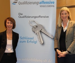   Anette Wettlaufer (links) begrüßt Stefanie Richter von „perundo“ - personal & unter­nehmensberatung (Lauterbach) in einer Veranstaltung des Sekretärinnen-Netz Vogelsberg.  Foto: Vogelsberg Consult