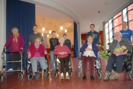 Die Teilnehmer des Boys´ Days der Altenpflegeschule des BBZ Mitte begleiteten die Senioren von der Kapelle auf ihre Apartments. 