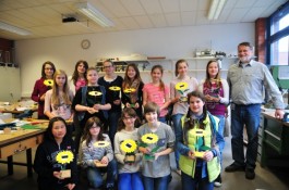 Präsentierten ihre drehbaren Solar-Blumen: Die Schülerinnen in der Elektrotechnik-Werkstatt des BBZ Mitte. 