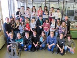 Girls’Day bei der RhönEnergie Fulda: die Tages-Praktikantinnen mit den Ausbildungsmeistern und Auszubildenden 