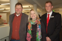 Christina Fink, Konrad Kühn (links) und Matthias Grösch (rechts im Bild) vom Arbeitgeberservice der Arbeitsagentur haben die Zeitarbeitsbörse organisiert,