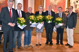 von links): Oberbürgermeister Gerhard Möller, Walter Krah, Hans-Joachim Tritschler, Margarete Hartmann, Lothar Plappert, Peter Makowka, stellvertretender Stadtverordnetenvorsteher.