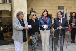 Ingrid Gilbert (Links) und Daniela Jehn (Zweite von rechts) bekamen von Franҫoise Rouzies (zweite von links) und Bürgermeister Hervé Schiavetti (Rechts) Medaillen der Stadt Arles. (Foto: Mathilde Lemesle) 