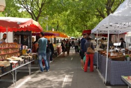 Publikumsmagnet: Der Arleser Markt, der jeden Samstag stattfindet, hat eine Gesamtlänge von 2,5 Kilometer. (Foto: Mathilde Lemesle)