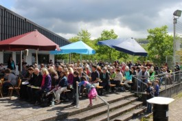 Foto (privat): Wegen nassen Rasens wurde der Gottesdienst in 2013 auf der Terrasse des Sportvereins gefeiert.