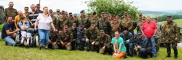 Gruppenbild Ausbilder mit Ehrengästen Caritas und Teams US Army und Navy