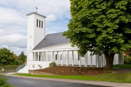 Fotos (KM Architekten / Katharina Jäger): Innen- und Außenansicht der erweiterten Kreuzkirche in Fulda-Neuenberg  