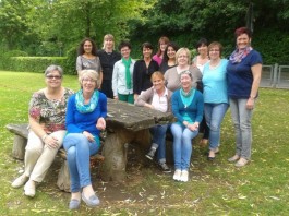 Im Mai haben 13 Betreuungskräfte erfolgreich an einem Qualifizierungsseminar teilgenommen (mit Dozentin Frau Wunderlich, dritte von rechts).                                 Foto: Frohnapfel 
