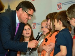 Kunst- und Kulturminister Boris Rhein mit den Kindern der Grundschule Eiterfeld