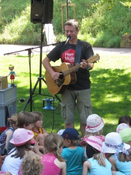 Herr Müller und seine Gitarre gehörten zu den Highlights des Sommerfestes.    Foto: Jana