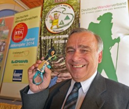 DWV-Präsident Dr. Hans-Ulrich Rauchfuß mit der diesjährigen Wandertagsplakette: „Der Deutsche Wandertag stärkt die Region nachhaltig. “ 