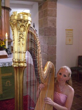 Jenny Ruppik an ihrer Harfe
