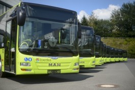 Zwölf neue Linienbusse – zwei mehr als auf diesem Bild – hat die RhönEnergieFulda für die Buslinien im Stadtverkehr Bad Hersfeld und in Ludwigsau angeschafft. Die Neufahrzeuge sind mit einer umweltfreundlichen Klimaanlage ausgestattet und erfüllen die strenge Abgasnorm EURO 6.
