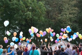 Viele bunte Luftballons stehen für viele gute Ideen: Jugendliche aus Oberhavelkreis und Vogelsbergkreis schickten ihre Wünsche und Ideen auf die Reise. Foto: Jugendamt