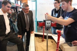 Am Stand von ThyssenKrupp: Demonstration eines Sandbohrers, der in riesenhaften Dimensionen eingesetzt wird, um Gestänge in den Meeresboden zu treiben.